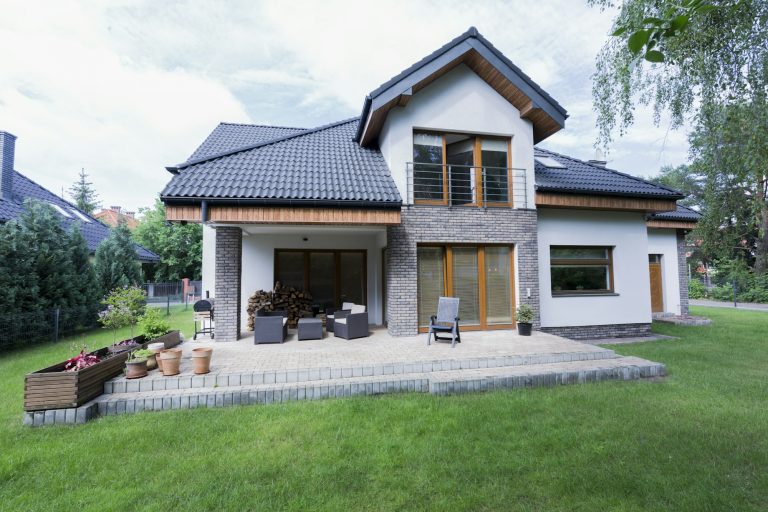 Grosses Haus mit Garten und Terrasse