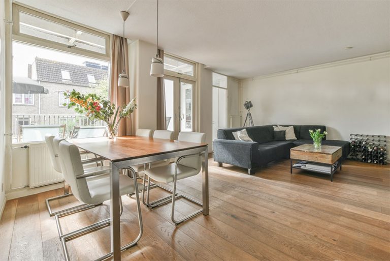 Schöne Wohnung mit Esstisch und Holzfußboden